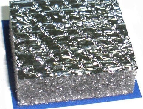 Акцент. Он легкий и работать с ним просто. На поверхности имеется пленка фольгированная. Ее задача — защита от влаги, ну и, собственно, отражение звука. Этот вид шумки обладает теплоизоляционными свойствами. Толщина разная, начиная от 8 сантиметров и до 15. Цена 300 — 400 рублей.