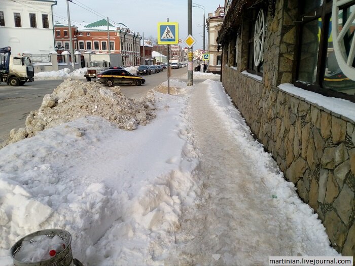 Зимний тротуар. Казань тротуар. Дворы Казани зимой. Картинка тротуар зимой.