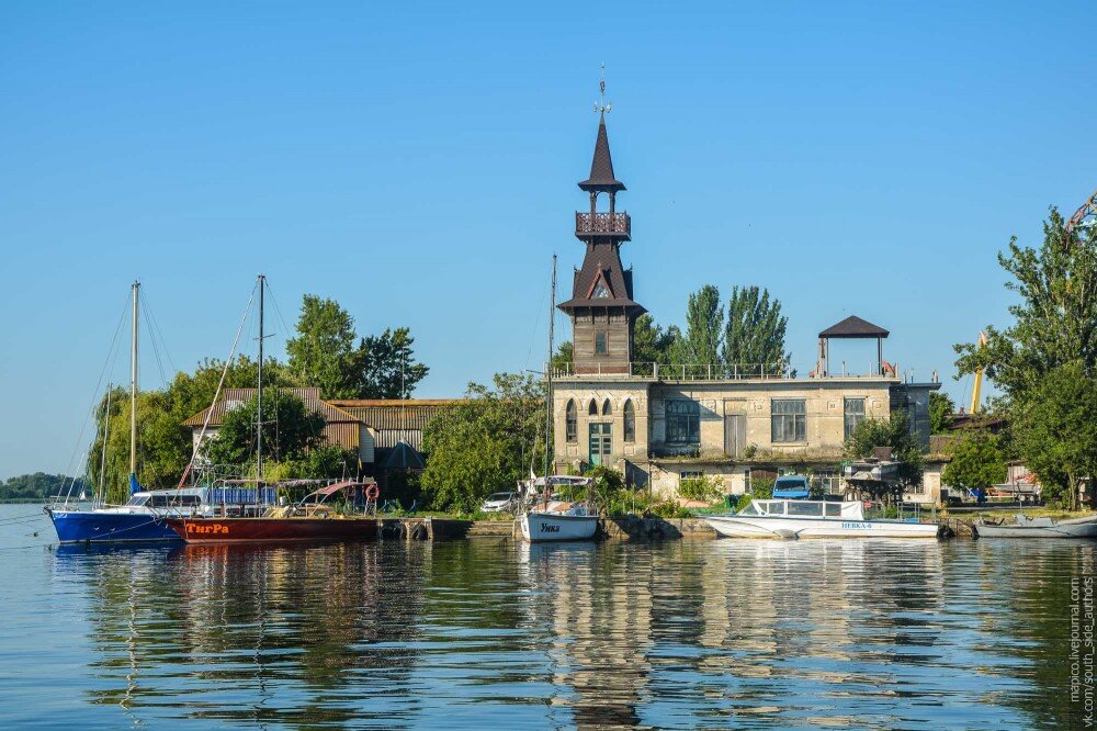 Старый яхт клуб. И клуб старый, и яхты не молодые. 

