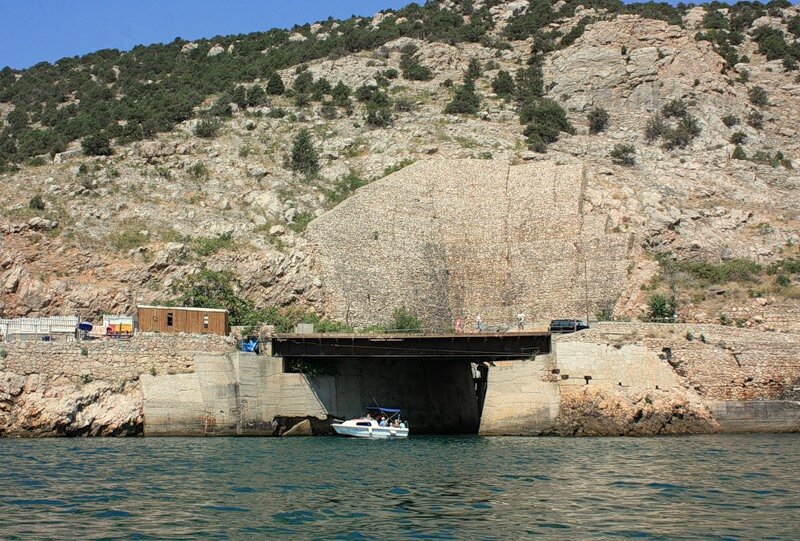  1.Перед нами портал выхода подводных лодок. Так это дело смотрится с яхты, поездка на которой входила в наши планы. 
