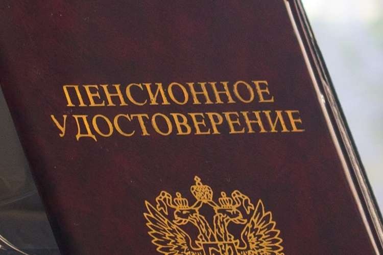 
В 2018 году в силу вступили новые реформы, касающиеся расчета размеров пенсионных выплат для граждан. Теперь для получения большого размера пенсии необходимо не только работать официально, выплачивая страховые взносы в ПФР, а также заработать определенное количество коэффициентов, так называемых пенсионных баллов. Чем дольше гражданин работал до выхода на пенсию, тем больше он заработает пенсионных баллов. 
