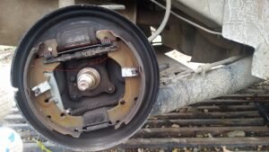 Поврежденные или изношенные тормозные детали: