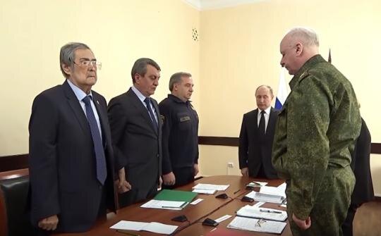 
Меняйло держит Тулеева за руку во время минуты молчания по погибшим в Кемерове