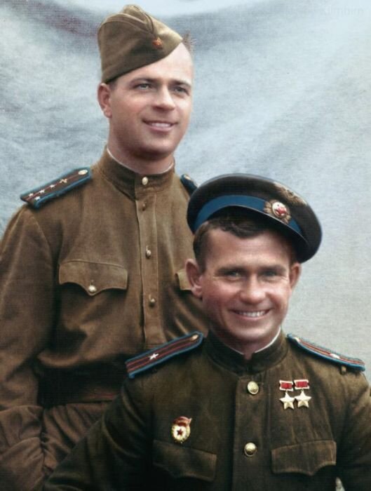 Дважды герой советского союза Василий Ефремов со своим товарищем в форме капитана-летчика.