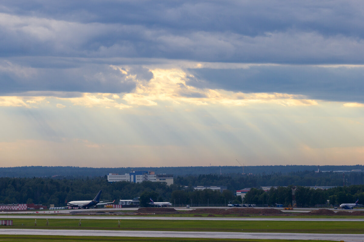 1. Недавно прошёл ливень, после него пробивалось солнышко.