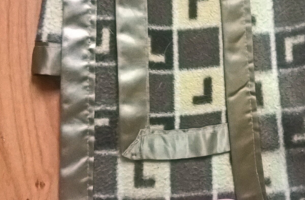 А это свежие фотографии, видна обтачка и сам материал. Не сносился, не выцвел.