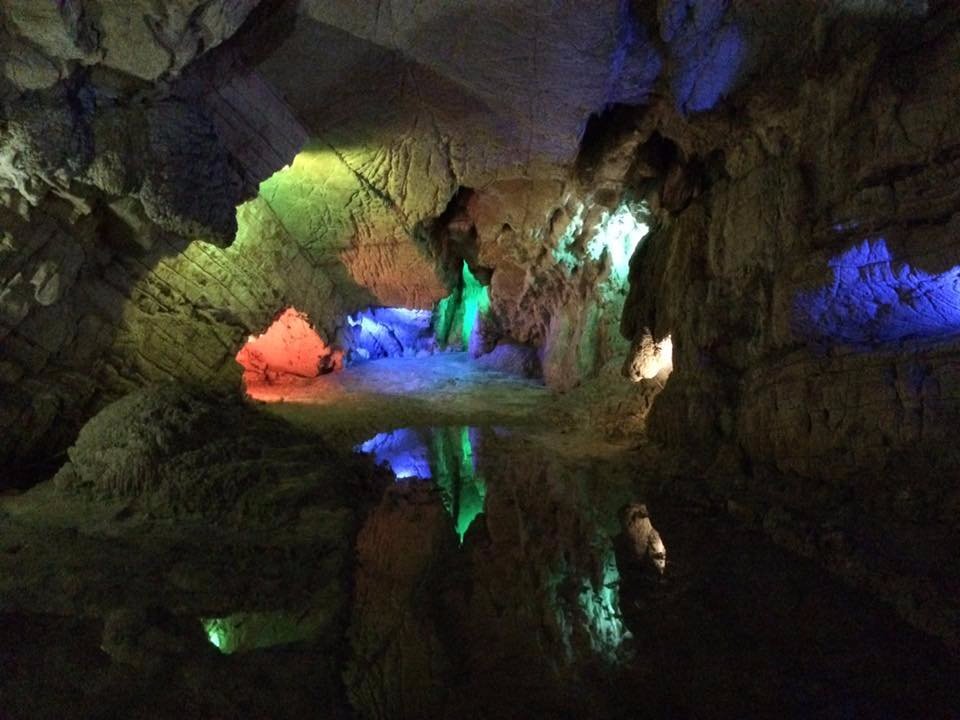  Итак, Воронцовские пещеры в Сочи и описание экскурсии. Воронцовская пещера (Vorontsovka Cave) входит в состав Воронцовской пещерной системы. Однако, с некоторых пор, все пещеры стали считаться самостоятельными, и понятие Воронцовские системы прекратило свое существование. 