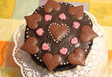 птичье молоко оформленный савоярдиптичье молоко украшенный печеньем