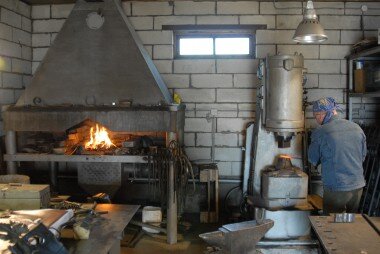 выглядит современная кузница примерно так