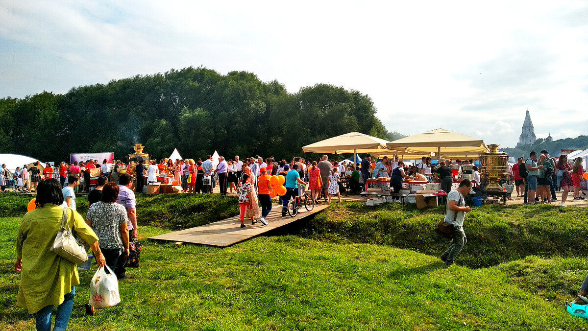 Это,кстати,окраина праздника и,отнюдь, не главный вход. 