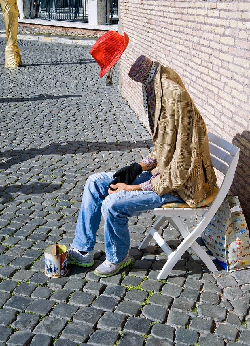 Как-то вечером я шла с работы домой, дорогой, которой обычно хожу в это время, практически каждый день. И вдруг на встречу мне идет девочка,  лет 13-15. С очень грустным видом, даже как мне показалось заплаканными глазами. 