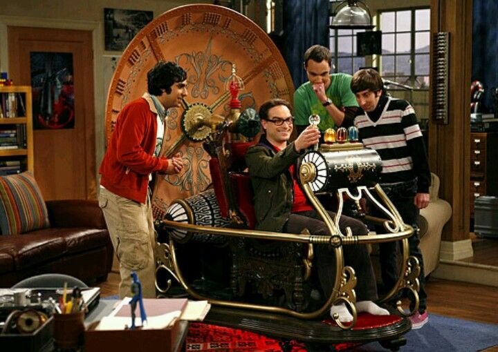 Кадр из "Теории большого взрыва". Герои сериала купили копию машины времени на "Амазоне"
