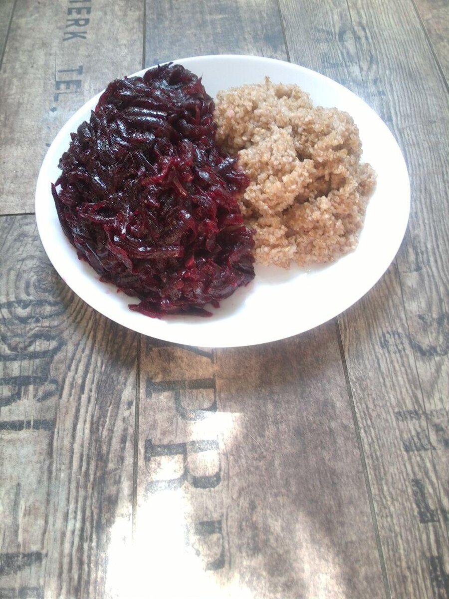 Пшеничная каша с салатом из свеклы и чеснока