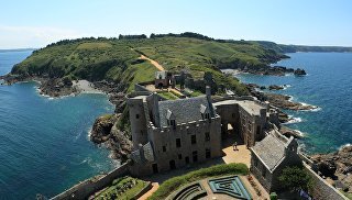CC BY-SA 3.0 / Benh LIEU SONG / View over the Emerald green coast (Côte d’Émeraude), from the keep of the Fort la Latte castle in Plévenon (Côtes-d’Armor, Brittany, west France)Рейтинг самых необычных достопримечательностей Франции