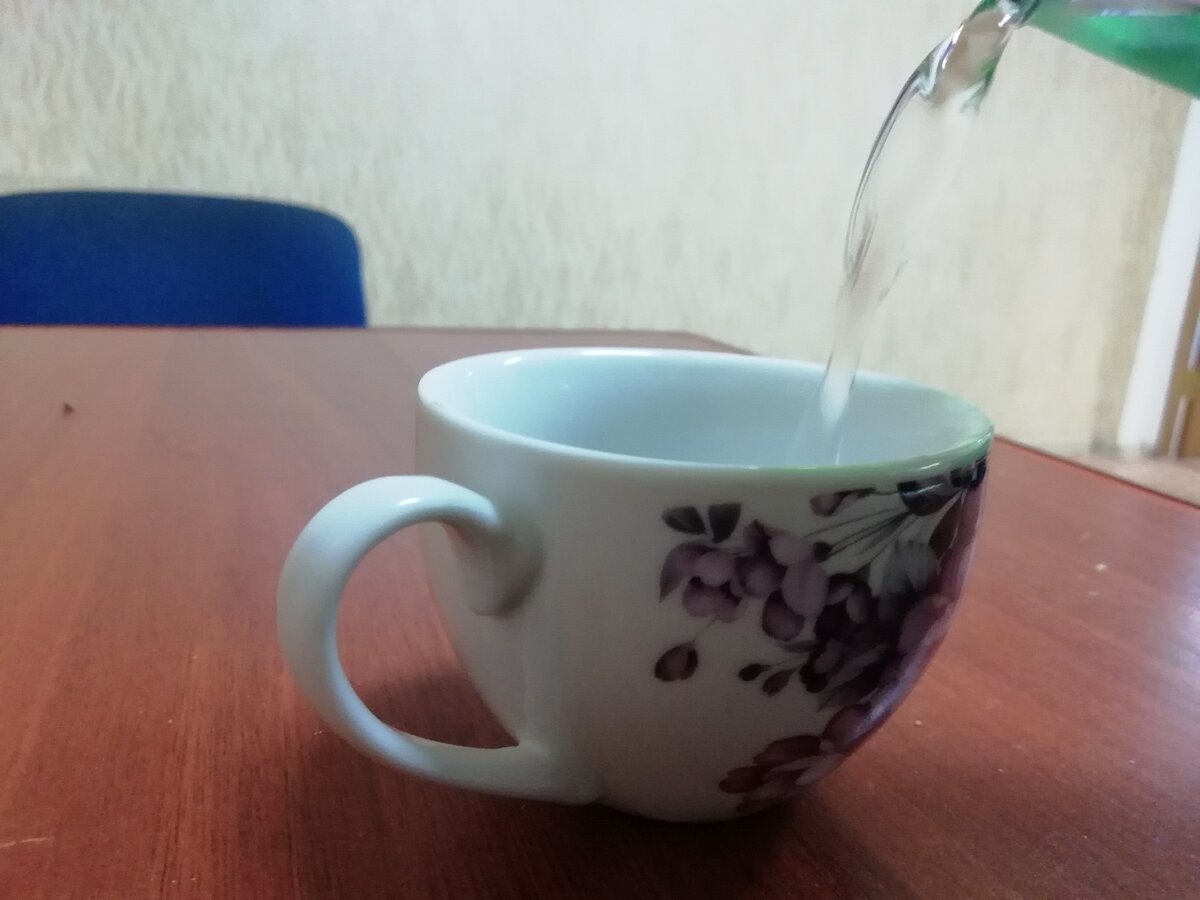 В воде помимо минеральных веществ, солей, щелочных и кислотных радикалов, содержатся растворенные атомы водорода и кислорода