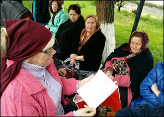Узбекистанские пенсионерки в очереди за выплатами. Фото с сайта Nuz.uz 
