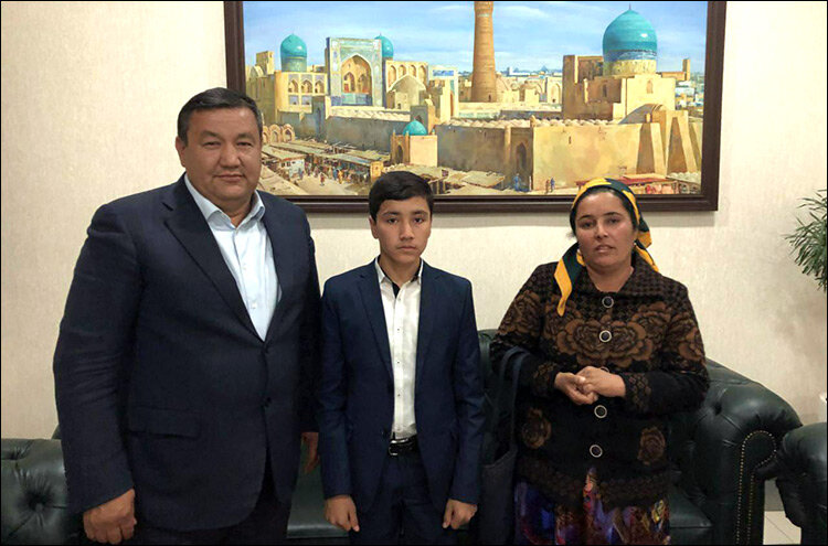Дониёр Исмоилов с мамой и хокимом Бухарской области Уктамом Барноевым. Фото с Facebook-страницы хокима
