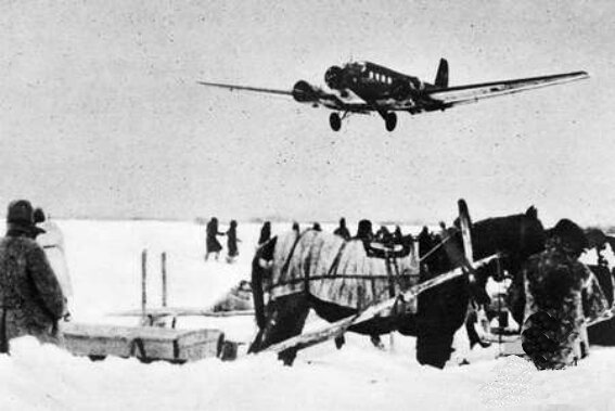 Транспортный Ju-52 приземляется на полевом (т.е. необорудованном) аэродроме в Сталинграде. Эти громоздкие самолеты легко сбивались советскими истребителями. Снабжать 200-тысячную группировку они не могли. Тем не менее, им удалось вывезти из Сталинграда больше 30000 человек (в том числе раненых). Командующий 6-й армией генерал Паулюс тоже мог бы улететь при желании. А в итоге повторил судьбу Власова: сдался противнику и стал работать на него. (Im. source: Wili)