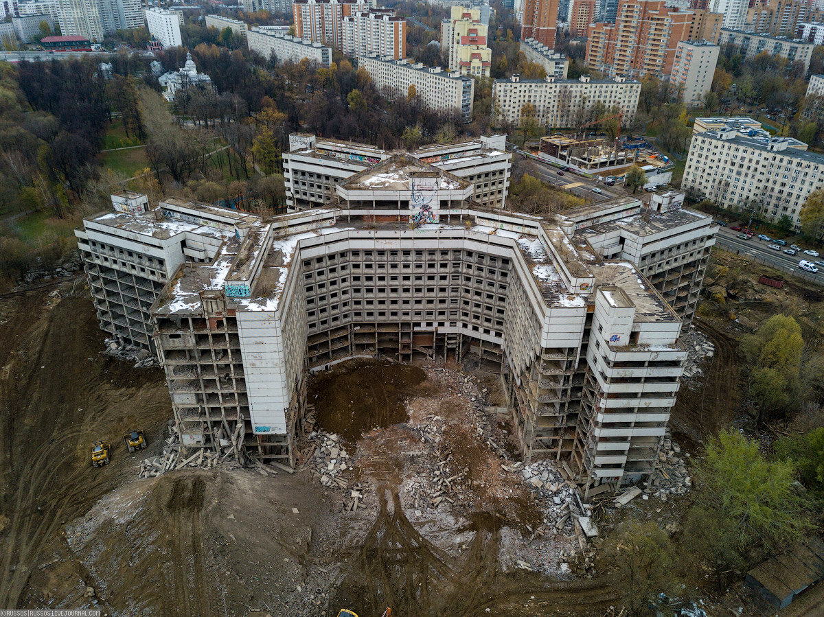 1. Снимают наружные панели.

