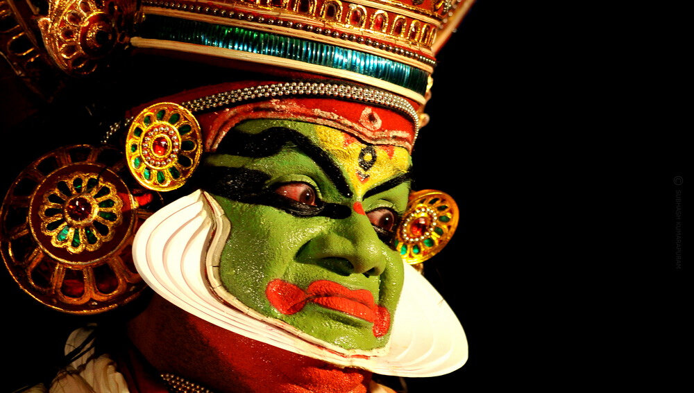 Традиционный южно-индийский танец kathakali сочетает в себе различные жесты рук и выражения лица