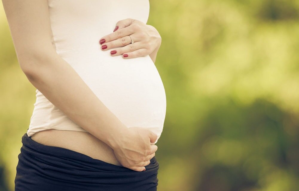 Беременность положительной мамы. Живот беременной. Беременный животик. Небольшой животик беременной. Беременные женщины с маленьким животом.
