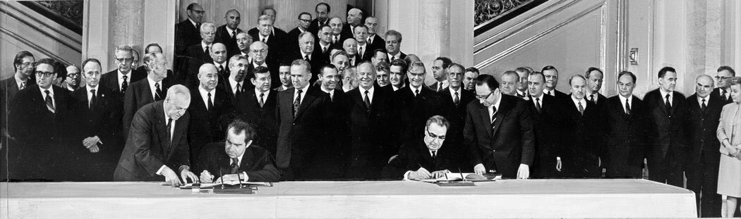 1972 год. Генеральный секретарь ЦК КПСС Л.И.Брежнев и президент США Р. Никсон после подписания Договора по ПРО Фото: АР