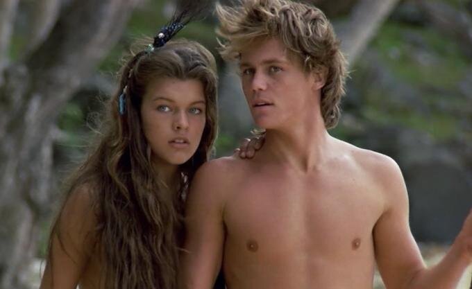 Один из самых любимых моих фильмов. Мальчик Ричард вместе с девочкой Лилли, дочерью пассажирки корабля, который им пришлось покинуть из-за разразившейся эпидемии холеры, попадают на тропический необитаемый остров. Женщина учит их всему, как может налаживает быт, но через несколько лет умирает. Дети остаются одни на острове. Проходят годы, дети становятся взрослыми и влюбляются друг в друга. Однажды, к острову подходит корабль, несущий к острову все блага цивилизации.И им предстоит сделать выбор уехать или остаться?