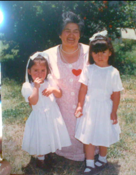 Эти платья нам сшила бабушка - для особых случаев...