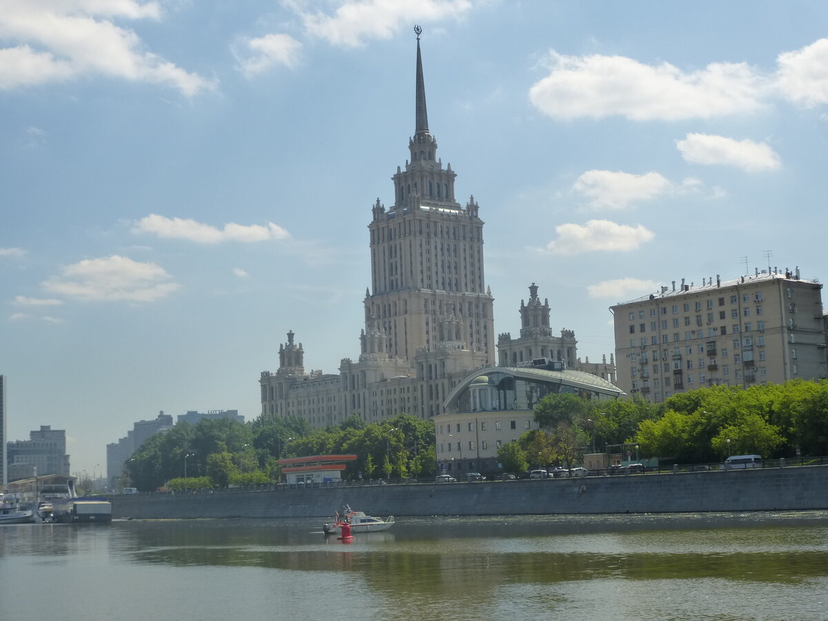 Квартиры в высотке на набережной москва. Сталинская высотка на Патриарших прудах. Сталинская высотка в Риге. Высотка на Остоженке в Москве. МГУ напротив Кремля