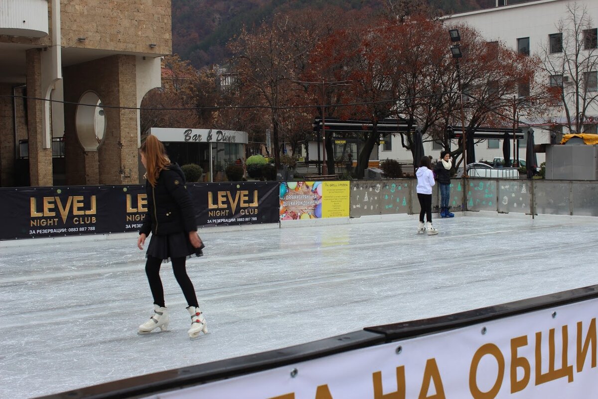 Каток в Благоевраде, Болгария. 24 января 2019 года - температура воздуха 11 градусов тепла
