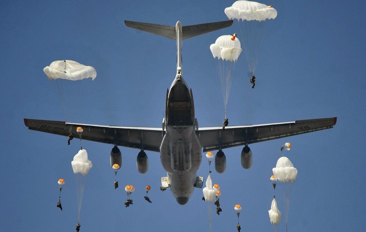 Десантирование с Ил-76 (открыты створки люка в хвосте)