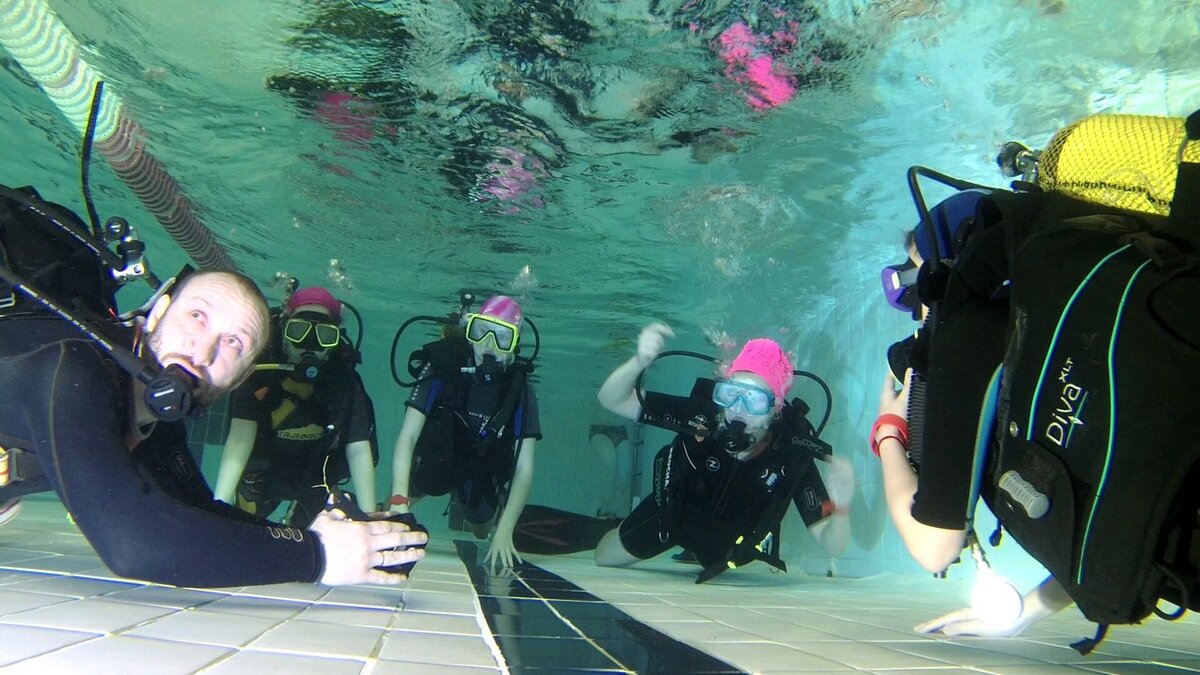 Первогодки на мелкой части бассейна: учимся снимать и одевать маску под водой!