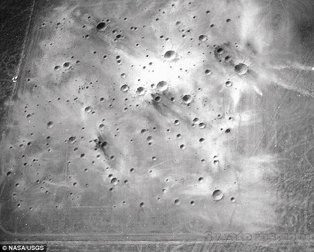 На этой фотографии Вы можете видеть большой участок в пустыне Аризоны, где в 1960-х годах НАСА произвело более 354 взрывов для создания поверхности с кратерами, идентичной поверхности — Луны. Той самой поверхности где якобы произошла высадка американцев на Луну… 