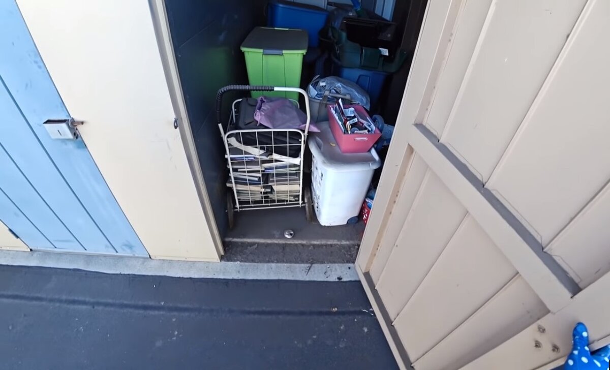 Вот так выглядит гараж, все в сильной куче пыли и грязи, а нам предстоит это все разбирать и очищать полностью его.