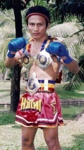 Lerdsila Chumpairtour со своими поясами