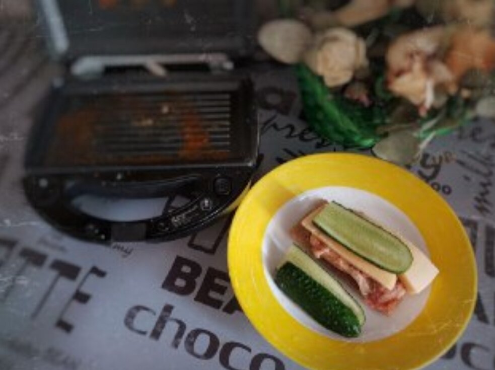 Панели гриль мультипекаря редмонд хороши всем, кроме необходимости добавлять масто. Без масла - потом долго отмывать их.