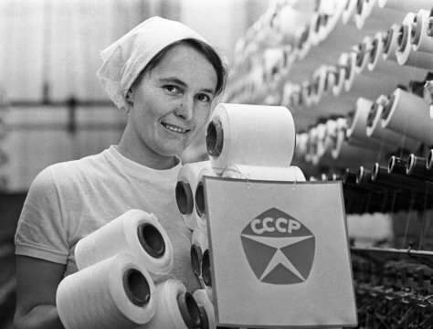       
 
 
    Если в кладовке пылится такая мясорубка, ни в коем случае не выбрасывай ее! Большая редкость, но…    
Только  представь, есть такие вещи, которые не ломаются, не бьются и не  рассыпаются на глазах после нескольких использований. Для современного  человека это диковинно, но те, кто родился и вырос в СССР, знают, что  качество тогда ценилось на вес золота! Мы же привыкли хранить  гарантийный талон после покупки техники как зеницу ока. А вдруг  сломается?
