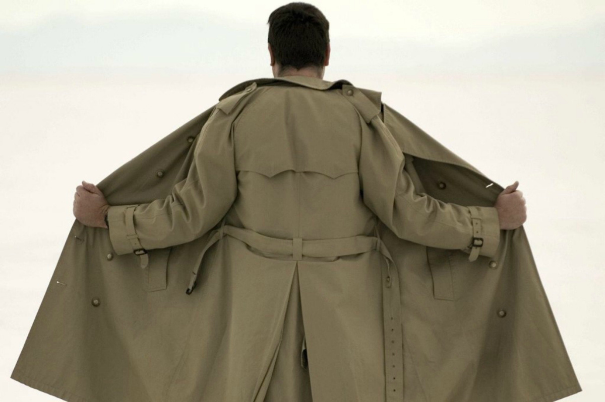 Был обычный весенний вечер. Я учился актерскому мастерству в столице. Ходил по улицам, где на каждом углу были магазины и  прекрасные люди. И вот однажды выходя из подземного перехода я увидел его. Это был достаточно молодой гражданин средних лет, в плаще. С короткой стрижкой, хотя она была настолько коротка, что полагаю можно сказать, он был лысый, с немного испуганными глазами.  И казалось бы, чего тут необычного. А не скажите. Этот гражданин стоял не на пешеходной дорожке, а на зеленой зоне, возле большого серого дома, хотя он даже не стоял, а ходил из стороны в сторону.  Он был босой. Он был в одном плаще. Хотя утверждать я этого не могу, так-как свой плащ он так и не раскрыл. И не скажу, что мне бы этого хотелось, но, оставим это.  Так вот, этот гражданин был достаточно нервный.  Небольшое уточнение на погоду, хочу сказать, что это было только начало весны и было достаточно прохладно, уточнили. Вернемся к нашему гражданину, должен сказать, что к моему сожалению, долго за ним я не наблюдал, а то бы рассказал еще много чего. Но думаю в конце концов он раскрыл свой бежевый плащ.  Вообще почему я это пишу? Это так сказать, социальный эксперимент, насколько название и картинка привлекает читателя. Вы пожалуйста не волнуйтесь, я вас не обманул, я действительно видел этого человека и все здесь правда. Просто хочется посмотреть статистику. Хорошего вам настроения и одетых людей на дорогах    