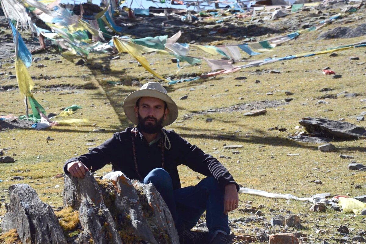 Давид Шанидзе в Гималаях. На шее у него четки, подаренные тибетским монахом