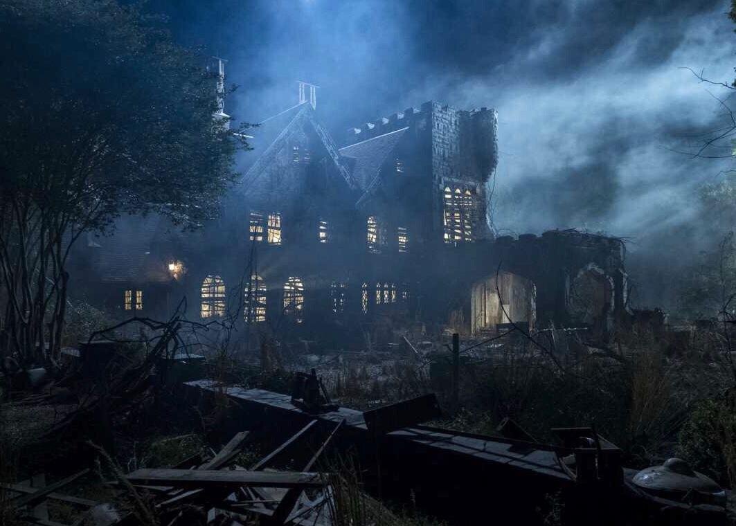 Кадр из сериала "Призраки дома на холме"