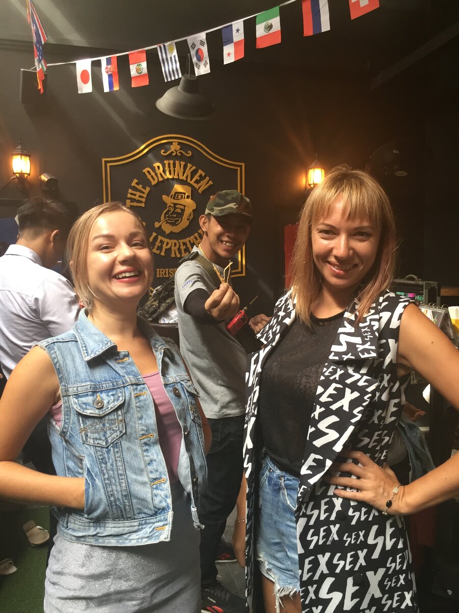 Играем посетителей бара