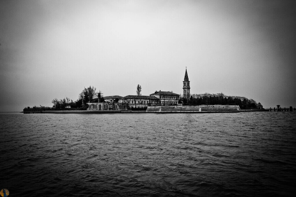 Иногда на островах происходят настолько ужасные вещи, что кажется, будто энергия этих событий навсегда остается там и превращает райские острова в острова ужаса.