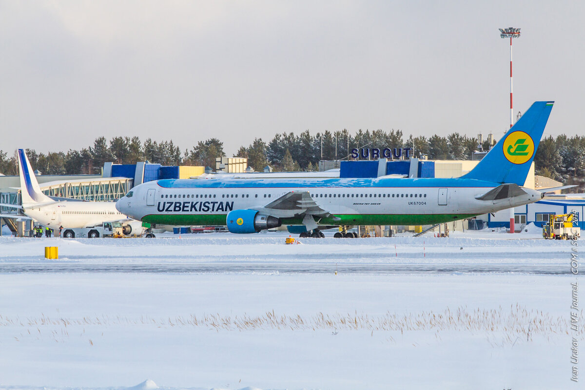 16 марта, возмутителем моего спокойствия стал гость из солнечного Узбекистана. Его прибытие сподвигло меня отправиться на приключения, за фотографиями! Оставив в полуторакилометрах от места съёмок автомобиль, мне пришлось по пояс в снегу преодолевать лесные просторы. До вылета оставалось 45 минут.
Uzbekistan Airways | Boeing 767-33PER | UK67004 | 2012 | HY 3550 Сургут - Ташкент
01.
