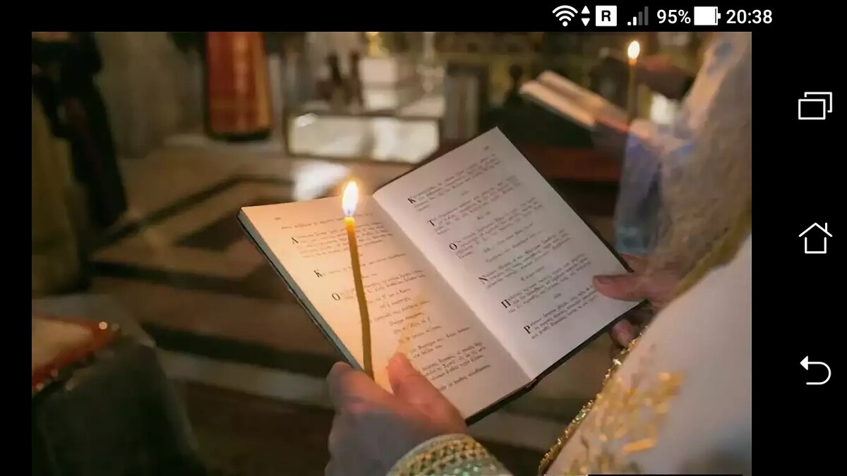 моление в церкви. молитвы читая фото. человек перед иконой. чтение шестопсалмия в храме. человек в храме перед иконами.