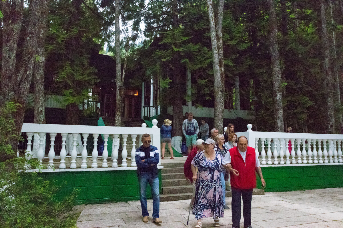 Дача Сталина на озере Рица