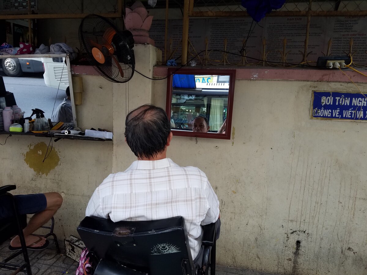 Обычная уличная парикмахерская в Нячанге. Вьетнам