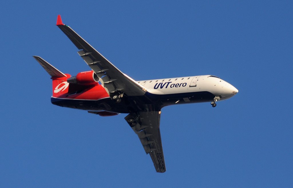  На прошлой неделе наконец снял новую ливрею UVT aero.
VQ-BOR - UVT Aero - Bombardier CRJ-200ER (CL-600-2B19) рейсом из Красноярска

