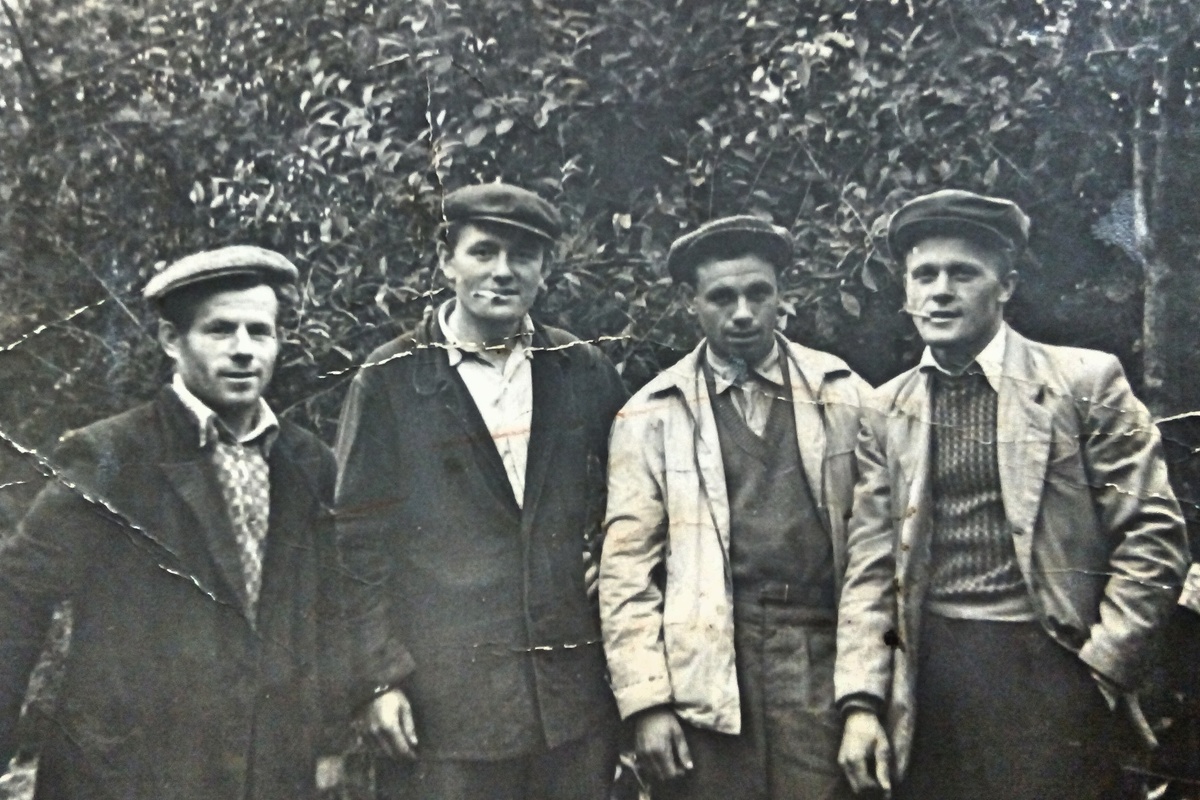 Мой дядя (справа), будучи уроженцем глухой тверской деревушки и став впоследствии москвичом, сделал блестящую профессиональную карьеру в столице, длительное время возглавляя строительно-монтажную бригаду. Начало 50-ых.  Фото из личного архива автора
