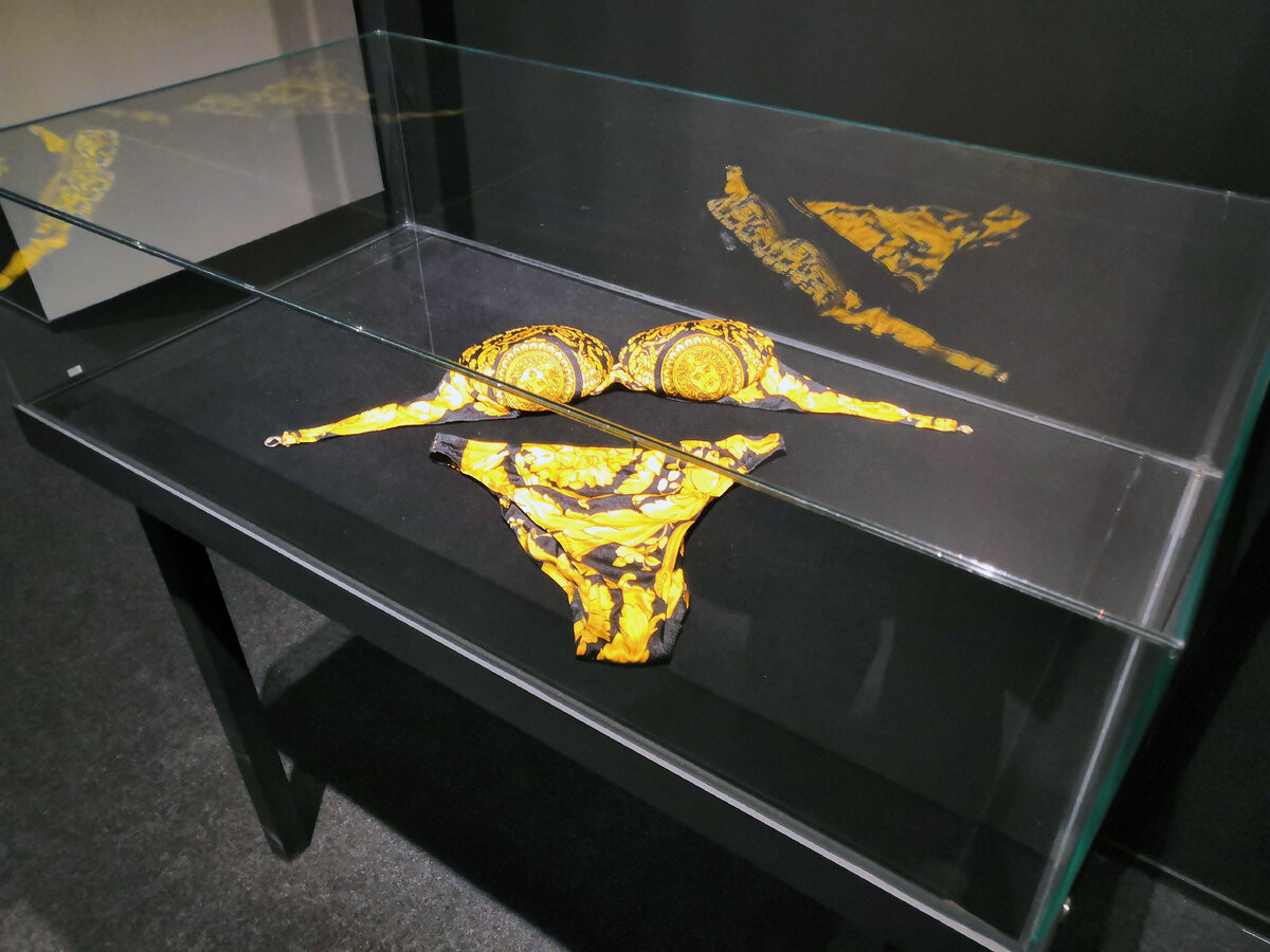Бикини с принтом в стиле "барокко". Versace, 2012.