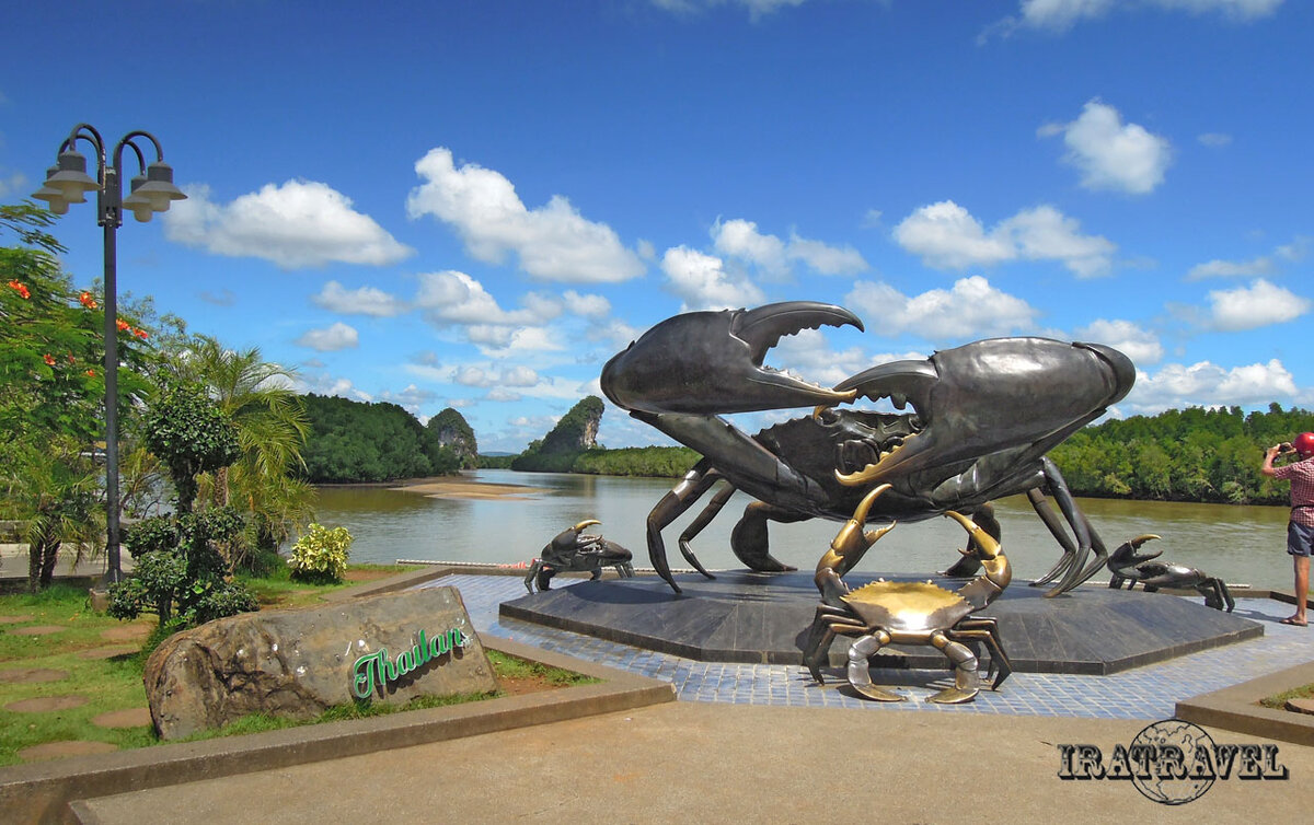 Монумент Крабу на Krabi Riverside and Thara Park (фото автора)